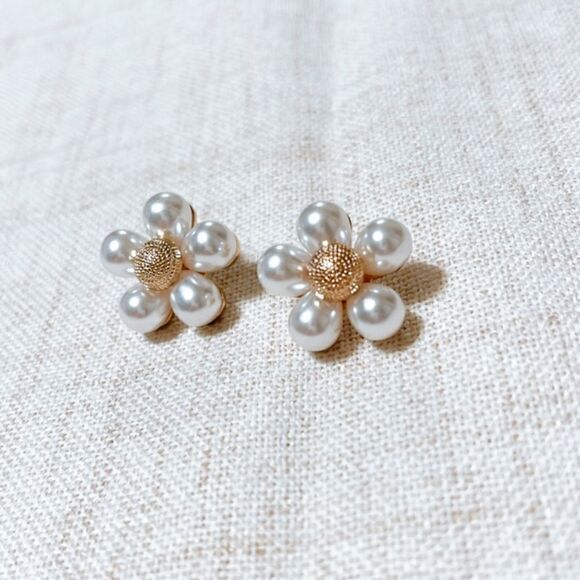 Pearl flower stud earrings N192 - Picture 4 of 5
